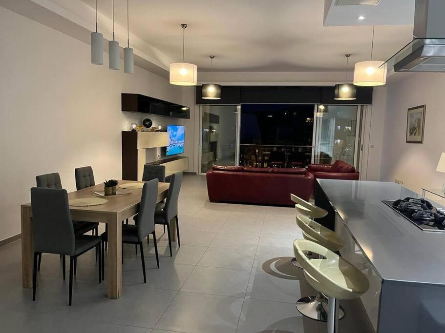 Seafront Two Bedroom Apartment Saint Julian's Exterior photo