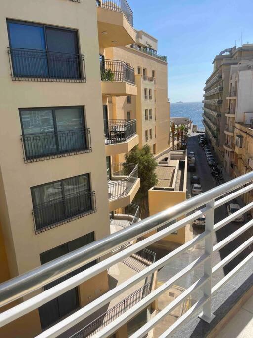 Seafront Two Bedroom Apartment Saint Julian's Exterior photo