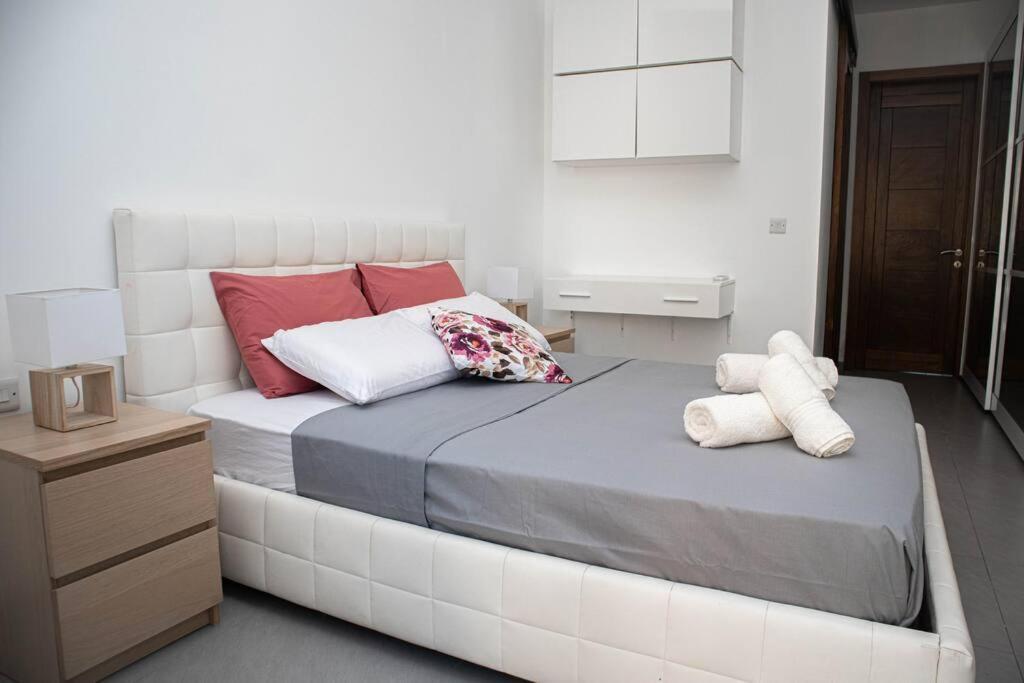 Seafront Two Bedroom Apartment Saint Julian's Exterior photo